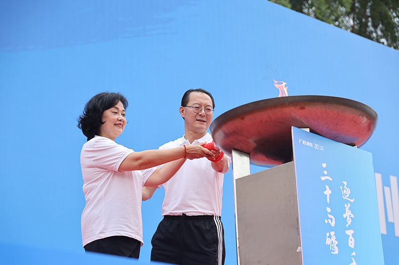 梁玉琴、孫業(yè)全共同點(diǎn)燃主火炬.jpg