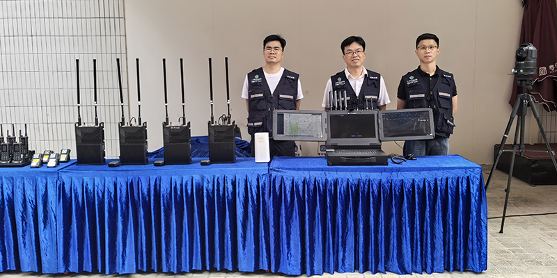 廣哈通信現場展示應急現場指揮部整體通信解決方案設備.jpg