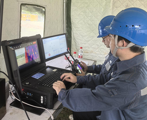 1750234632448391.jpg 現場通信指揮部內,廣哈通信應急前指一體機呈現機器狗音視頻、熱成像畫面.jpg